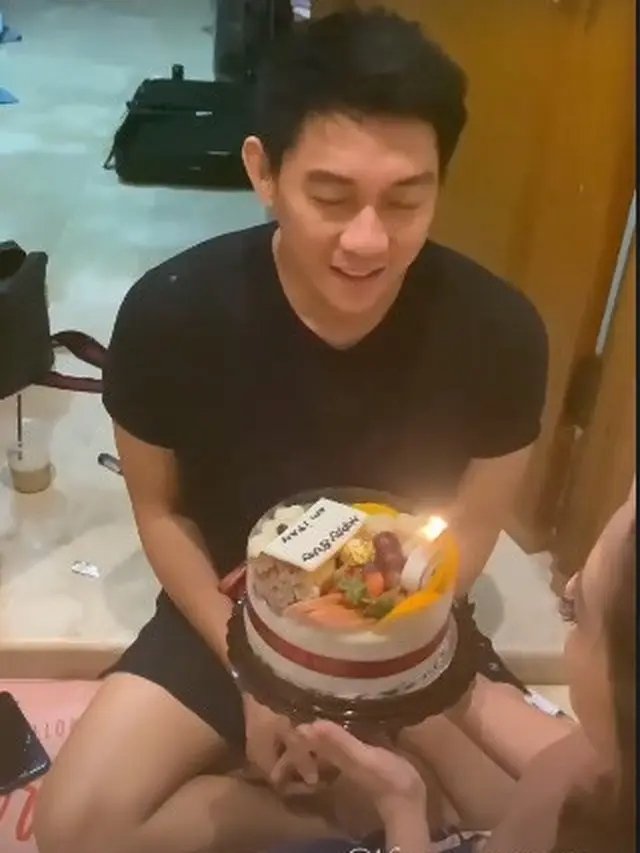 6 Potret Kejutan Ulang Tahun Ifan Seventeen dari Citra Monica