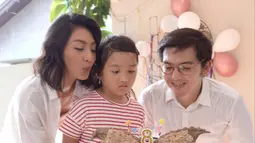 Bahkan, hal ini bisa dilihat bagaimana Nicky Tirta dan Liza Elly tetap konsisten secara bersama-sama merayakan ulang tahun anak mereka. Ya, ulang tahun sang anak mereka rayakan bersama setiap tahun. (instagram.com/nickytirta)