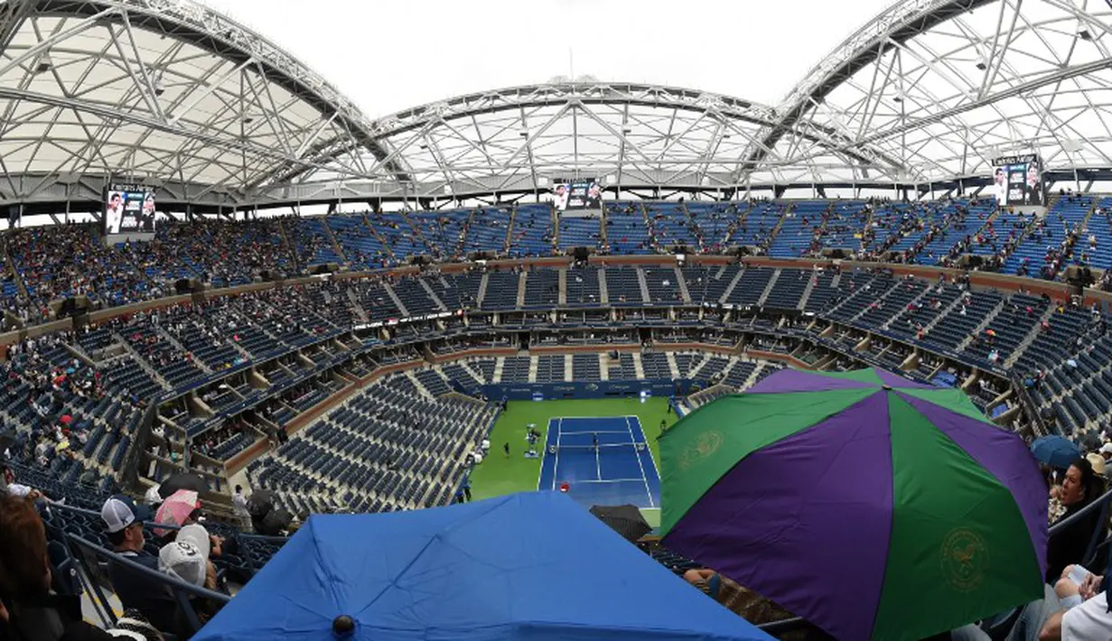 Lapangan Arthur Ashe sempat diguyur hujan sebelum partai final tunggal putra AS Terbuka 2015 digelar. Senin (14/8/2015) pagi WIB. (AFP Phot/Timothy A. Clary)