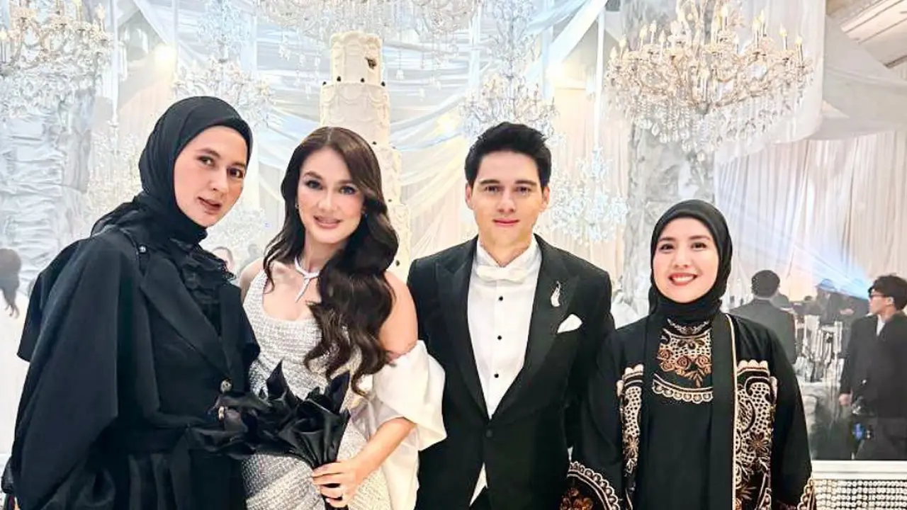 Gaya Anggota Geng Cendol Tampil Serba Hitam Hadir Resepsi Pernikahan Luna Maya dan Maxime di Jakarta