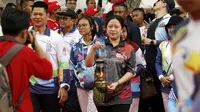 Menteri Menko PMK  Puan Maharani menjadi salah satu pembawa obor dalam torch relay Asian Para Games di Solo.(Liputan6.com/Fajar Abrori)