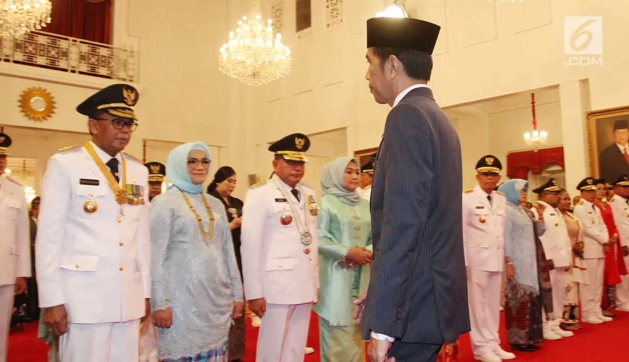 Presiden Joko Widodo atau Jokowi melantik gubernur dan wakil gubernur hasil Pilkada 2018 di Istana Negara, Jakarta, Rabu (5/9). Pelantikan dilakukan langsung oleh Jokowi. (Liputan6.com/HO/Wan)