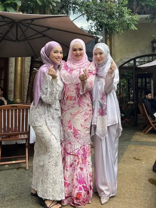 Momen lain, Ayana terlihat mengenakan baju kurung satin warna soft purple dengan aksen motif floral di panel bagian depan. Baju kurung tersebut kemudian ia padukan dengan hijab bermotif warna senada. [@xolovelyayana]