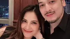 Penampilan Cut Tari kini dipuji semakin awet muda. Ya, presenter asal Aceh ini masih terlihat memiliki kulit kencang di usia ke-45 tahun. Foto-foto Cut Tari selalu curi perhatian seperti saat bersama sang suami, Richard Kevin. (Liputan6.com/IG/cuttaryofficial)