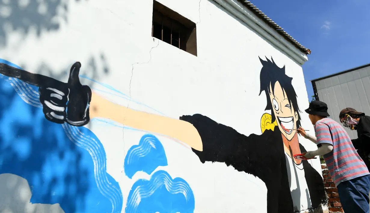 Para mahasiswa dan pengajar melukis di tembok sebuah rumah di Desa Qingshui, Kota Changchun, China timur laut (18/6/2020). Para mahasiswa dan pengajar dari Universitas Seni Jilin menghiasi desa tersebut dengan mural. (Xinhua/Lin Hong)