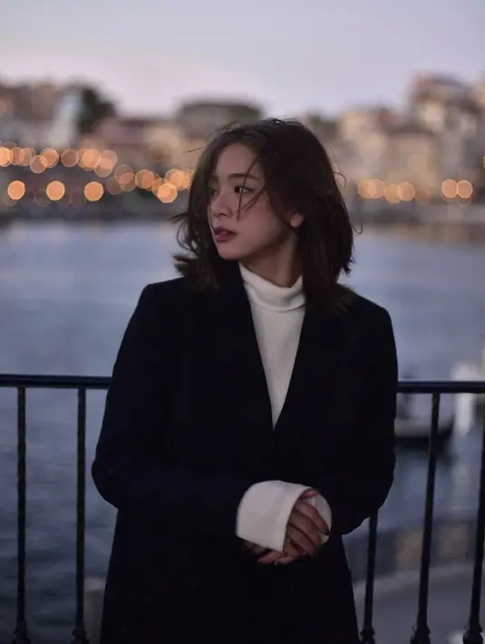 Cantiknya Zee JKT48 dalam balutan knitted turtleneck putih ditumpuk dengan coat hitam. [Foto: Instagram/jkt48.zee]