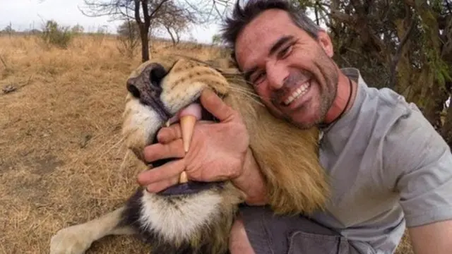 Potret Selfie Ini Bikin Enggak Habis Pikir, Posenya Absurd