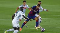 Penyerang Barcelona, Luis Suarez berusaha melewati para pemain Napoli pada leg kedua babak 16 besar Liga Champions di Stadion Camp Nou , Spanyol, Sabtu (8/82020). Barcelona menang 3-1 atas Napoli dan melaju ke perempat final dengan aggregat skor 4-1. (AP Photo/Joan Monfort)