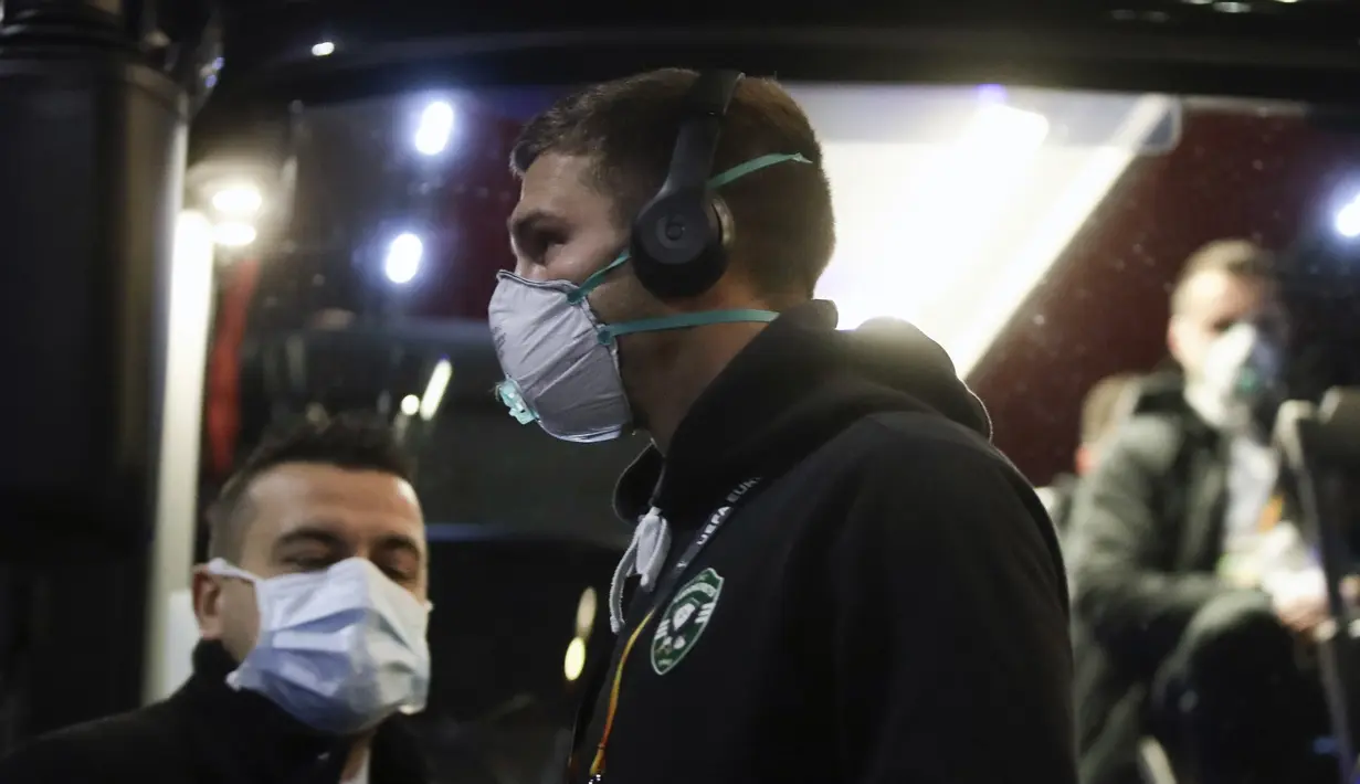 Peman Ludogorets mengenakan masker berjalan menuju stadion San Siro, Milan, Italia (27/2/2020). Mengantisipasi menularnya COVID-19, pertandingan antara Inter Milan dan Ludogorets  tanpa penonton. (Ludogorets FC via AP)