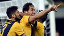 Ekspresi kegembiraan striker Verona, Luca Toni, setelah mencetak gol ke gawang Napoli, (15/3/2015). Luca Toni menjadi pencetak gol terbanyak Serie A 2014-2015 bersama Mauro Icardi. (AFP/Olivier Morin)
