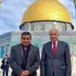 Menteri Inggris Urusan Timur Tengah Lord Ahmad (kiri) saat berkunjung ke Kompleks Masjid Al Aqsa. (Dok. Twitter/@tariqahmadbt)