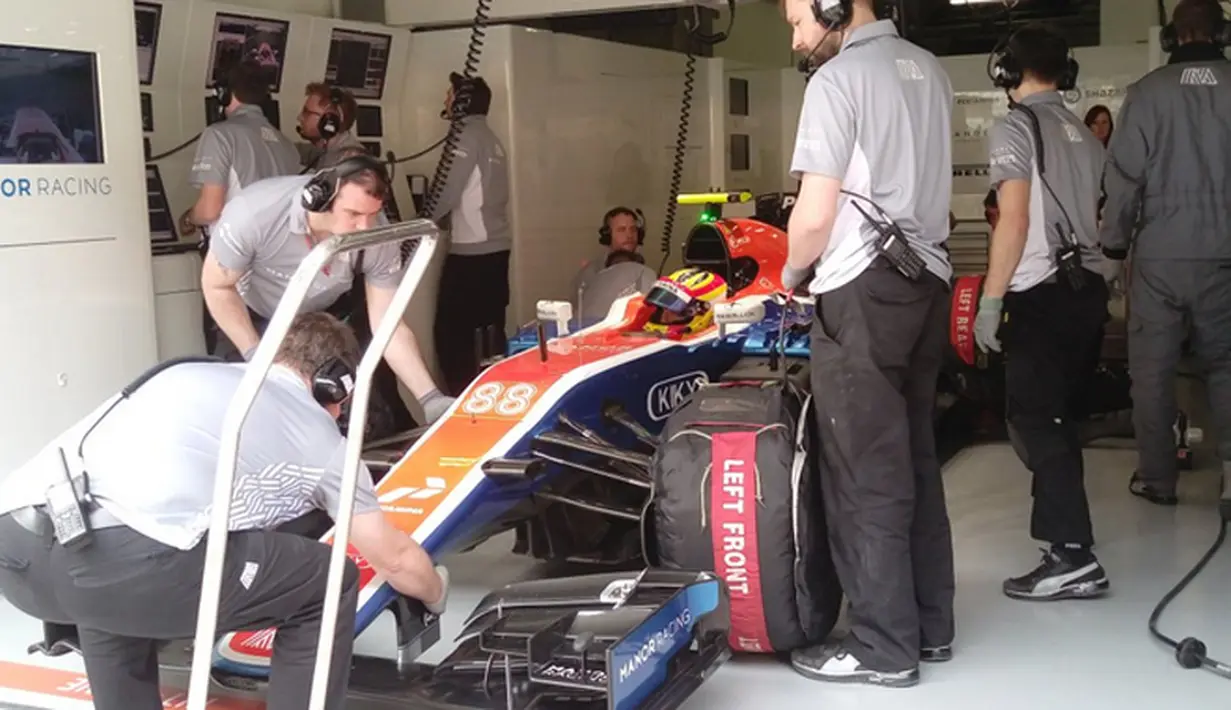 Pebalap Manor Racing asal Indonesia, Rio Haryanto, bersiap mengikuti latihan bebas kedua F1 GP China di Sirkuit Internasional Shanghai, China, Jumat (15/4/2016). (Bola.com/Twitter/Manorracing)
