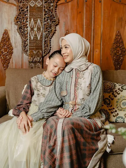 Tampil twinning dengan orang tersayang adalah salah satu kebahagiaan. Seperti gaun dan blus Anandayu untuk ibu dan anak dan brand lokal MUDA. Yang dipakai oleh Dian Ayu Lestari. 
[Foto: @mudaofficial]