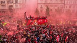 Diperkirakan sekitar 800.000 pendukung memadati ruas-ruas utama kota Liverpool, namun kemeriahan itu berubah menjadi tragedi ketika sebuah mobil menabrak sekelompok orang di tengah keramaian. (Owen Humphreys/PA via AP)