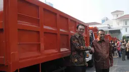 Pemprov DKI kembali menerima hibah truk sampah dari perusahaan swasta, Jakarta, Kamis (18/9/14). (Liputan6.com/Herman Zakharia)