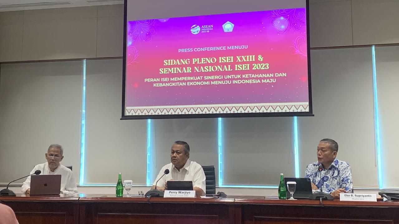 Ketua Umum Ikatan Sarjana Ekonomi Indonesia (ISEI) Perry Warjiyo mengumumkan bahwa ISEI akan menyelenggarakan Sidang Pleno ke-23 di Bengkulu, pada 15 September 2023. (Nasha/Liputan6.com)