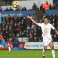 Gelandang Arsenal, Henrikh Mkhitaryan berusaha menyundul bola saat bertanding melawan Swansea City di Stadion Liberty, Swansea, Wales, (30/1). Mkhitaryan menjalani debut bersama Arsenal pada menit ke-66 mengantikan Mohamed Elneny. (Nick Potts/PA via AP)