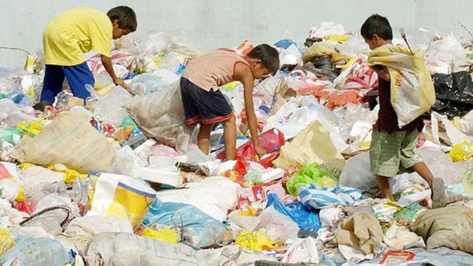 Botol plastik dan sampah plastik lainnya yang akan ditukar dengan beras. Program tersebut bertujuan untuk mengedukasi masyarakat tentang pemilahan sampah yang benar. (dailytimes)
