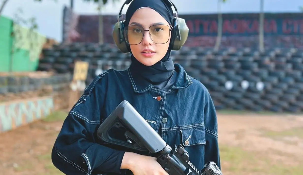 Dara Arafah sukses curi perhatian saat berfoto sambil memegang senjata. Ya, Dara Arafah terlihat gagah bersenjata saat latihan menembak. Momen Dara menekuni hobi menembak ini banjir pujian dari warganet. Warganet kian terpesona dengan sosok Dara yang punya hobi anti-mainstream untuk perempuan. (Liputan6.com/IG/@daraarafah)