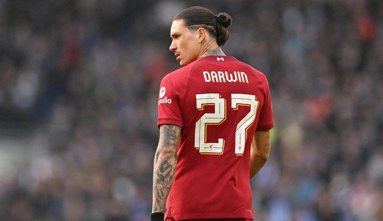Nomor punggung menjadi suatu identitas unik dalam sebuah klub karena hanya boleh dikenakan seorang pemain saja dalam satu musimnya. Di Liga Inggris musim 2022/2023 ini tercatat 5 pemain baru kompak mengenakan nomor punggung 27 bersama klub barunya dengan berbagai alasan. Siapa saja mereka? Simak uraiannya berikut ini. (AFP/Glyn Kirk)