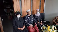 Ayah Fadly Satrianto menunggu kedatangan anaknya dari Jakarta. (Dian Kurniawan/Liputan6.com)