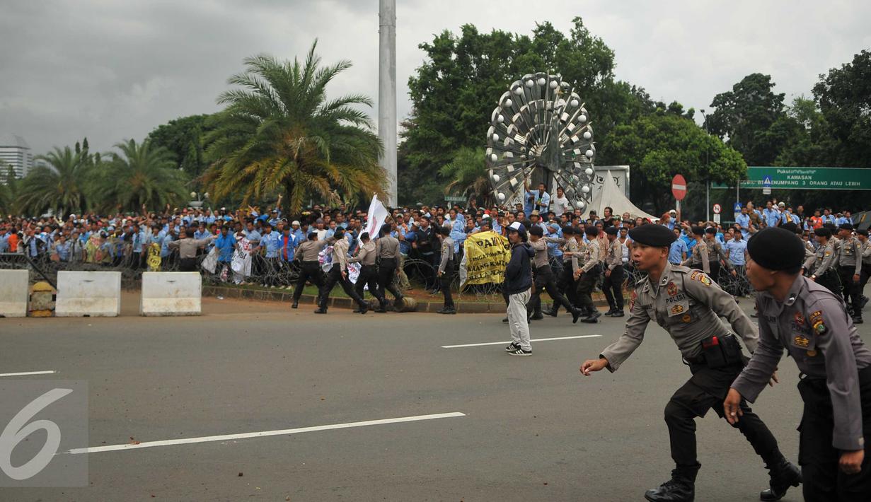 Ribuan Sopir Taksi melakukan demo di depan Istana Negara, Jakarta, Selasa (22/3). Aksi tersebut berujung ricuh karena terjadi aksi saling lempar batu antara supir taksi dengan pengemudi ojek online. (Liputan6.com/Gempur M Surya)