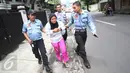 Petugas Dinas Sosial menertibkan wanita yang diduga pengemis di kawasan Pasar Minggu, Jakarta, Rabu (8/3). (Liputan6.com/ Immanuel Antonius)