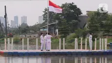 Anggota Paskibraka melakukan pengibaran bendera merah putih di Sungai Cisadane, Kota Tangerang, Banten, Kamis (28/10/2021). Pengibaran bendera merah putih yang di ikuti puluhan pemuda tersebut di lakukan untuk memperingati hari sumpah pemuda. (Liputan6.com/Angga Yuniar)