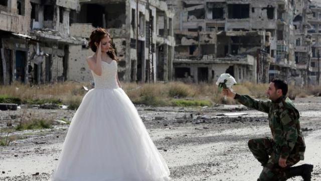 Foto Nikah dengan Latar Belakang Kehancuran Kota di Suriah ...