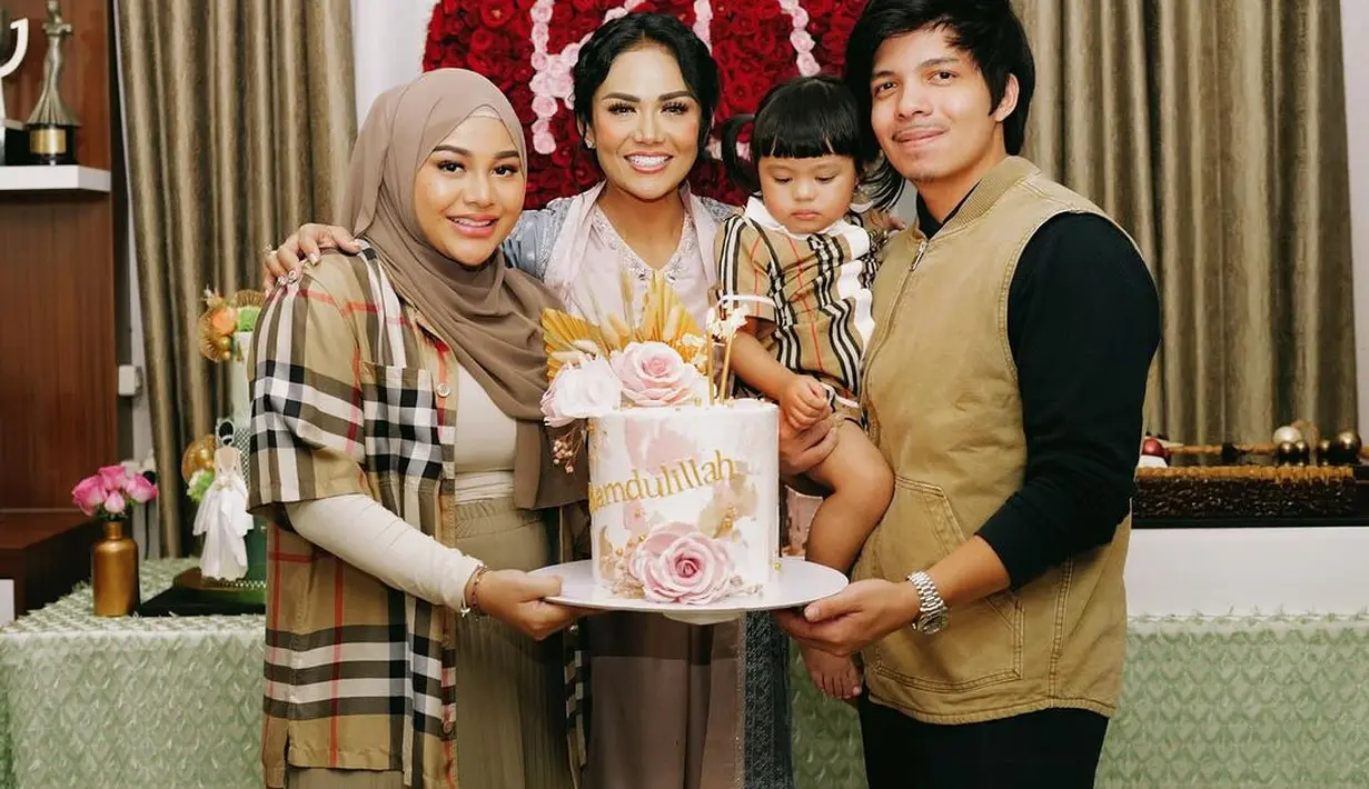 Penampilan sang putri, Aurel Hermansyah bersama Atta Halilintar dan kedua anak mereka, Ameena Azura tak luput dari atensi. Mereka tampil kompak kenakan outfit nuansa coklat. [@attahalilintar]