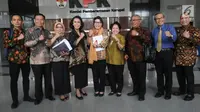 Ketua Pansel Calon Pimpinan KPK Yenti Ganarsih (empat kiri) bersama anggota lainnya dan Wakil Ketua KPK Basaria Panjaitan (tengah) foto bersama usai menggelar pertemuan di Gedung KPK, Jakarta, Rabu (12/06/2019). (merdeka.com/Dwi Narwoko)