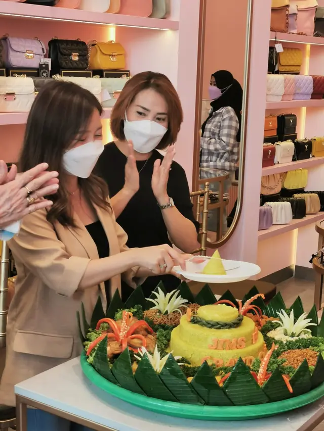CEO Jims Honey, Devi Pratiwi saat pembukaan offline store Jims Honey di Bekasi, baru-baru ini.