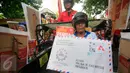 Pengemudi becak bermotor (bentor) membawa amplop raksasa untuk Presiden Jokowi ketika melakukan unjuk rasa di depan Gedung DPRD DIY, Rabu (30/3/2016). Mereka menuntut hentikan razia bentor dan melegalkan moda transportasi tersebut. (Foto: Boy Harjanto)