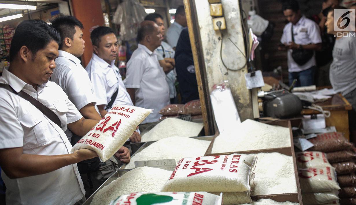 Tim Satgas Pangan Polda Metro Jaya bersama Perum Bulog meninjau harga beras di Pasar Tomang Barat, Jakarta, Rabu (21/11). Kegiatan tersebut bertujuan untuk memantau stabilitas harga beras medium yang dijual di pasaran. (Liputan6.com/Faizal Fanani)