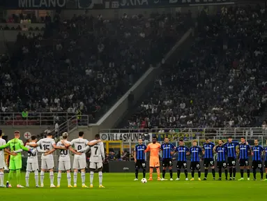 Para pemain mengheningkan cipta selama satu menit untuk mengenang para korban tragedi Kanjuruhan jelang pertandingan sepak bola Grup C Liga Champions antara Inter Milan dan Barcelona di Stadion San Siro, Milan, Italia, 4 Oktober 2022. (AP Photo/Antonio Calanni)