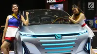 Dua model berpose sambil tersenyum di samping mobil Daihatsu pada pameran GAIKINDO Indonesia International Auto Show (GIIAS) 2019 di ICE BSD, Tangerang, Kamis (18/9/2019). GIIAS 2019 ke-27 mengusung tema Future in Motion dibuka Wapres RI Jusuf Kalla di ICE BSD, Tangerang. (Liputan6.com/Fery Pradolo)