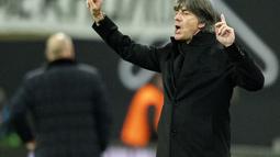 Pelatih Jerman, Joachim Loew memuji penampilan anak asuhnya pada laga persahabatan kontra Rusia di Stadion Red Bull Arena, Leipzig. Timnas Jerman menang 3-0. (AFP/Robert Michael)