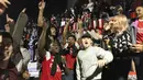 Para penggemar Arsenal merayakan kemenangan tim mereka di Liga Primer Inggris, di luar Stadion Emirates, London, Inggris, pada 19 Mei 2026. (Brook Mitchell/AFP)