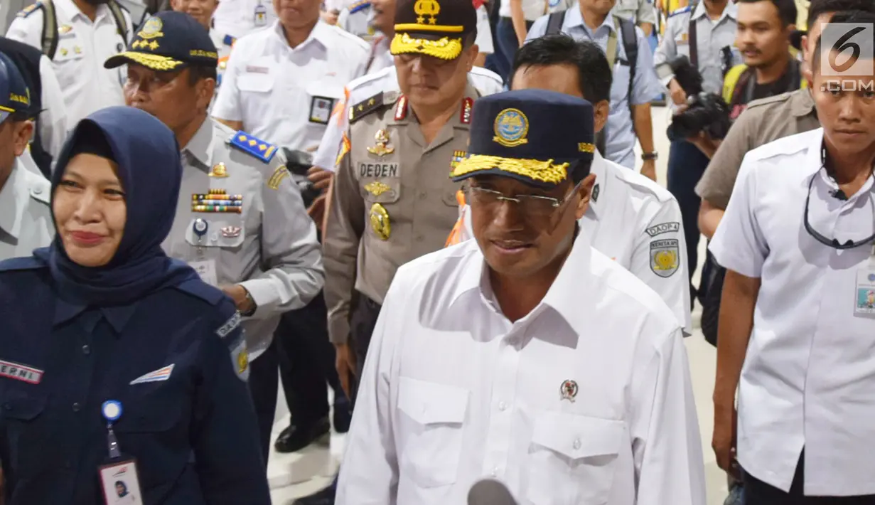 Menteri Perhubungan (Menhub) Budi Karya Sumadi melakukan pantauan arus mudik di Stasiun Tawang Semarang, Selasa (12/6). Di sela pantauannya, Menhub menyempatkan mensosialisasikan event olahraga Asian Games 2018. (Liputan6.com/Gholib)