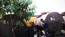 Para pelaku usaha limbah tersebut mengolah limbah B3 menjadi oli dan kemudian dijual kembali ke pabrik-pabrik untuk digunakan sebagai bahan bakar, Jakarta, Selasa (19/8/14). (Liputan6.com/Faizal Fanani)