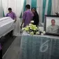 Petugas merapikan peti jenazah Rodrigo Gularte saat tiba di Rumah Duka RS Carolus, Jakarta, Rabu, (29/4/2015). Jenazah tiba sekitar pukul 12.50 WIB. (Liputan6.com/Helmi Afandi)