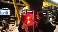 Ilustrasi demo kaca film V-Kool kepada pengunjung pameran otomotif (Istimewa)