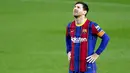 Striker Barcelona, Lionel Messi, tampak kecewa usai ditaklukkan Granada pada laga Liga Spanyol di Stadion Camp Nou, Jumat (30/4/2021). Barcelona takluk dengan skor 1-2. (AP/Joan Monfort)