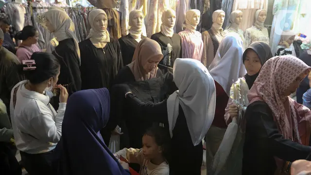 Warga Padati Pasar Tanah Abang Jakarta
