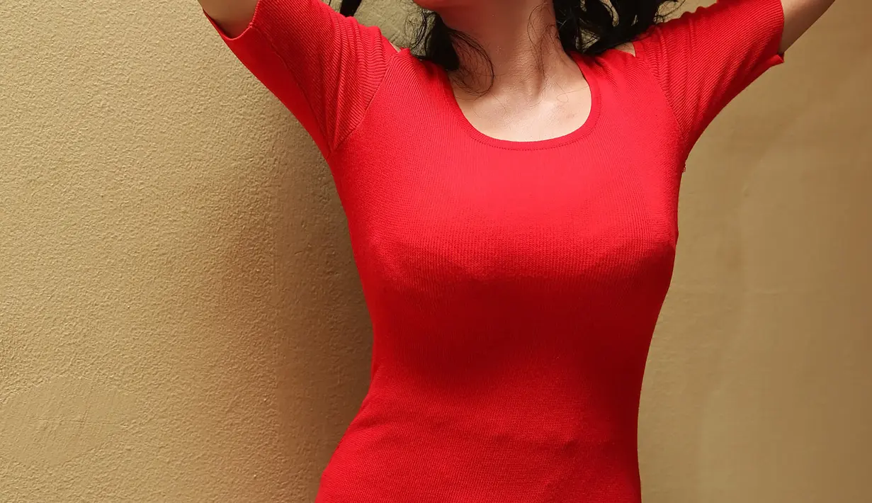 Dewi Perssik dan Angga Wijaya didampingi kuasa hukumnya, Maha Awan Buana mendatangi Polda Metro Jaya, Senin malam (4/12/2017). (Bambang E. Ros/Bintang.com)