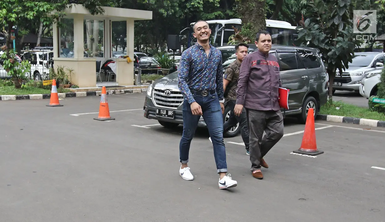 Komika Rizky Firdaus Wijaksana atau Uus dan kuasa hukumnya tiba di Ditreskrimsus Polda Metro Jaya, Selasa (24/10). Uus memenuhi panggilan atas cuitan Nikita Mirzani yang diduga menghina Panglima TNI Jenderal Gatot Nurmantyo (Liputan6.com/Herman Zakharia)