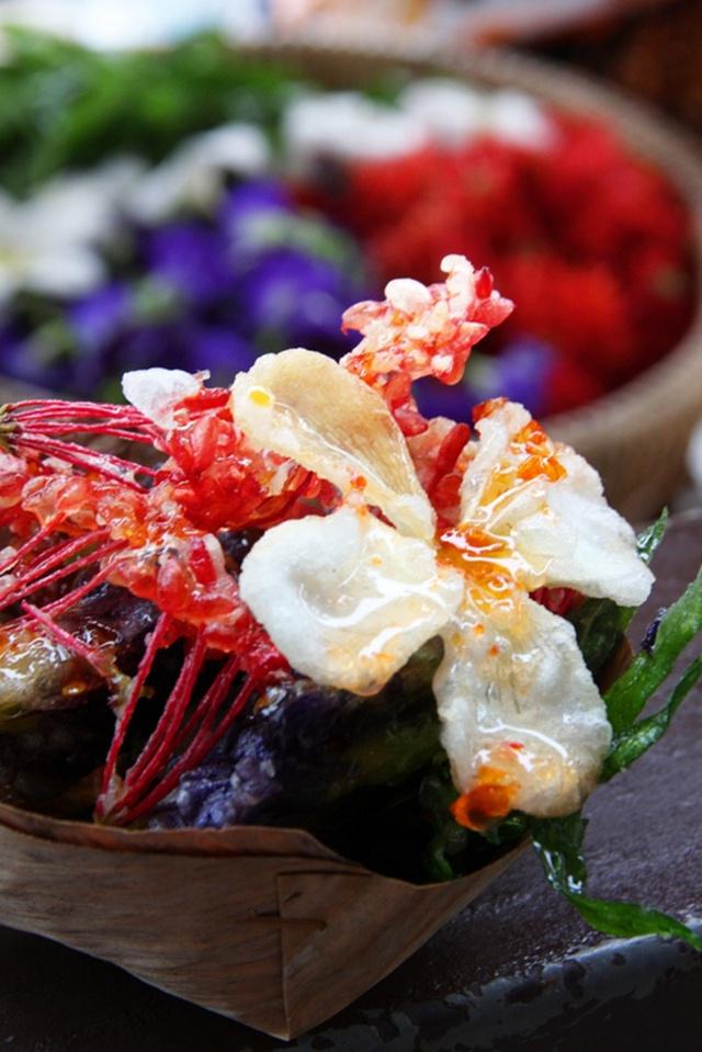 Bunga goreng khas Thailand ini menjadi camilan cukup populer dan digemari wisatawan/copyright pinterest.com/klongdigital.com