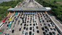 Gerbang Tol (GT) Cikampek Utama beroperasi secara penuh untuk layani kendaraan menuju arah Jakarta saat arus balik Lebaran 2025. (Jasa Marga)