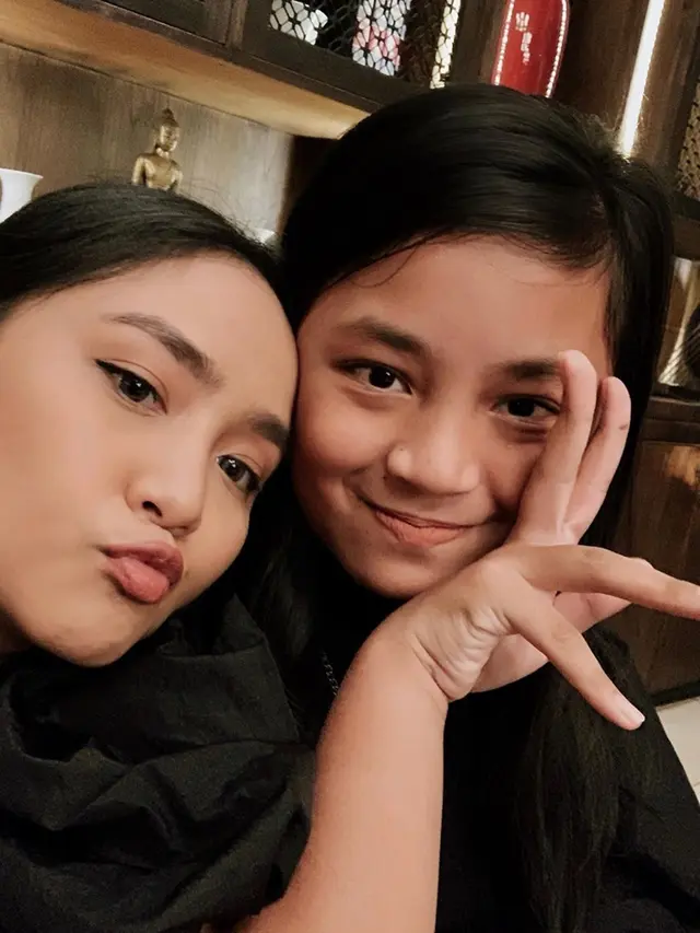 Terpaut 13 Tahun, Ini 6 Potret Kompak Gita Gutawa dan Adiknya