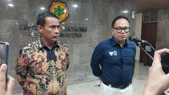 Menteri Pertanian Andi Amran Sulaiman bersama  Wakil Menteri BUMN Kartika Wirjoatmodjo membahas mengenai  pupuk subsidi di Kantor Kementerian Pertanian, Jakarta, Selasa (7/11/2023). (Arief/Liputan6.com)